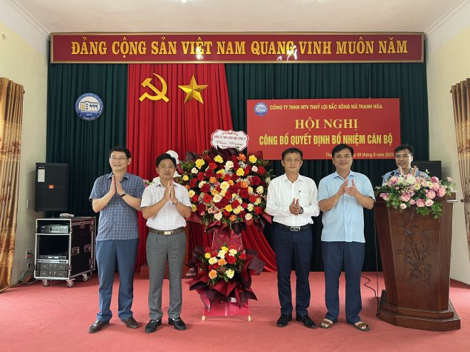 GĐ tặng hoa.jpg